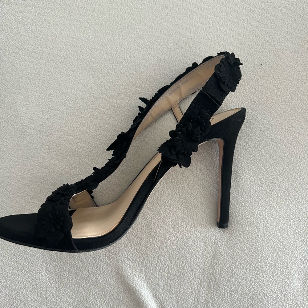 Jessica Simpson Black Floral Appliqué Slingback Heels - Picture 2 of 5